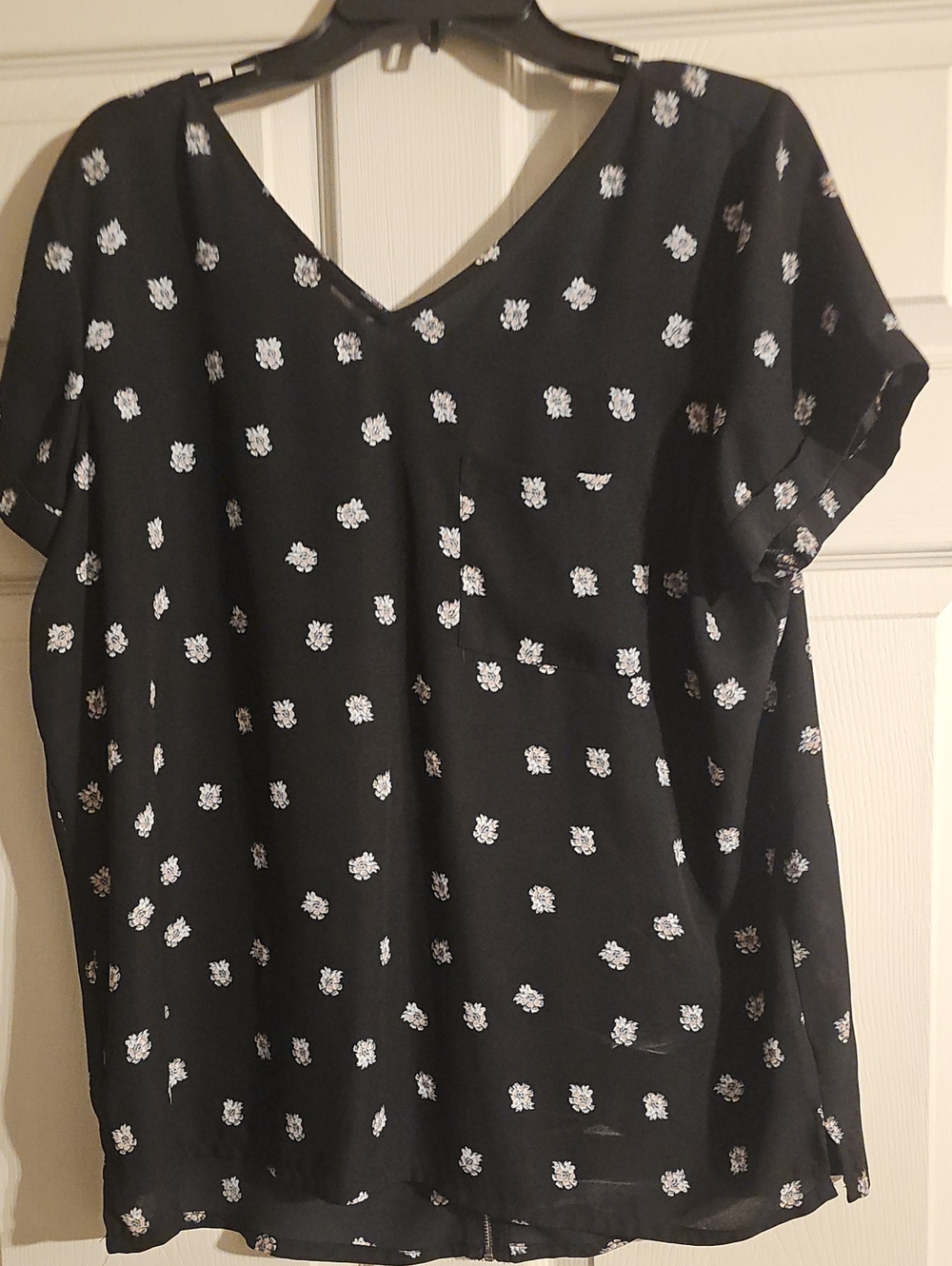 Maurices Black V-Neck Short Sleeve Blouse with White Floral Print